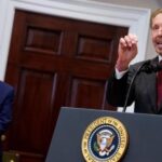 Ellison parla alla Casa Bianca, sullo sfondo lo osserva il presidente USA Trump