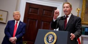 Ellison parla alla Casa Bianca, sullo sfondo lo osserva il presidente USA Trump