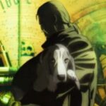 Un uomo incappucciato e un cane in primo piano