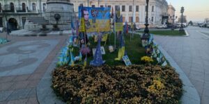Un giardino di Odesa dove sono commemorati i caduti ucraini nella guerra della Russia in Ucraina