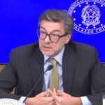 Il ministro Giorgetti mentre presenta la manovra 2026 alla stampa