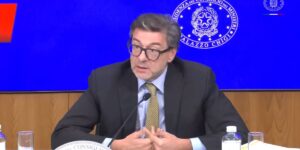 Il ministro Giorgetti mentre presenta la manovra 2026 alla stampa