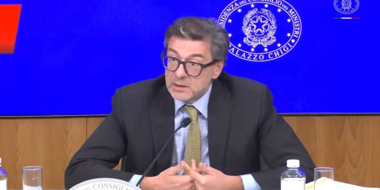 Il ministro Giorgetti mentre presenta la manovra 2026 alla stampa