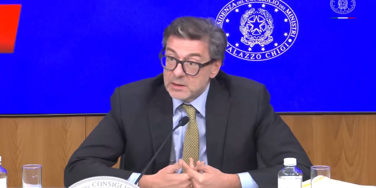 Il ministro Giorgetti mentre presenta la manovra 2026 alla stampa