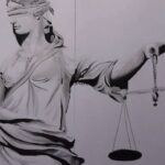 L'immagine della giustizia bendata con la spada e la bilancia