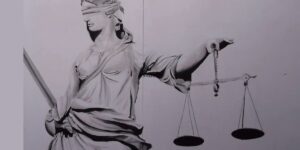 L'immagine della giustizia bendata con la spada e la bilancia
