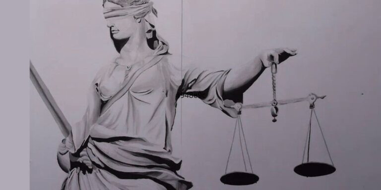 L'immagine della giustizia bendata con la spada e la bilancia