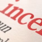 Una pagina di vocabolario con la scritta Incel in rosso