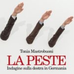 La copertina del libro "La peste" di Tonia Mastrobuoni (Feltrinelli, 2025). Tre mani tese che fanno il saluto nazista.