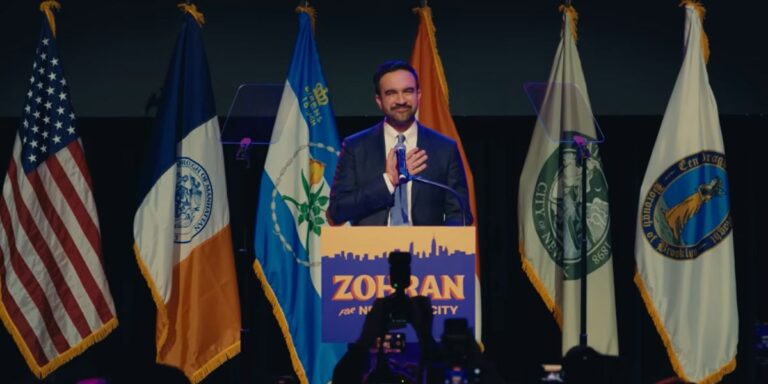 Il nuovo sindaco di New York Mamdani durante il suo discorso di ringraziamento