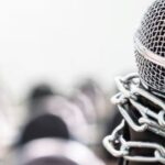 Un microfono in primo piano incatenato