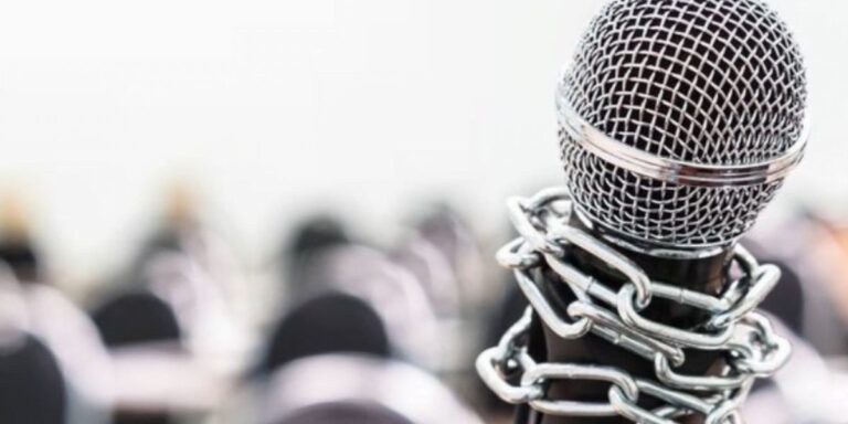 Un microfono in primo piano incatenato