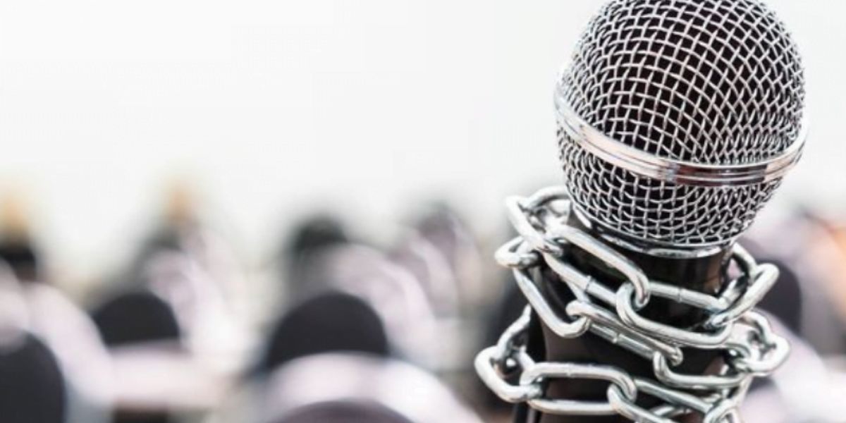 Un microfono in primo piano incatenato