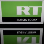 Il logo di Russia Today riflesso