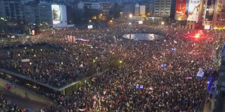 I manifestanti affollano Belgrado per protestare contro Vucic dopo il crollo della pensilina a Novi Sad il primo novembre 2024