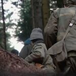 Cecchini salgono sulle montagne intorno a Sarajevo