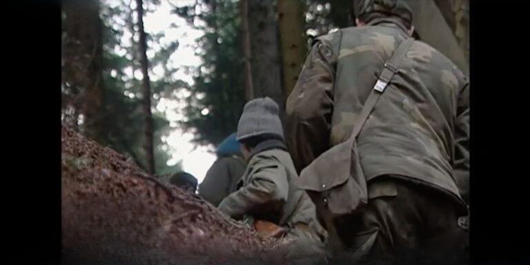 Cecchini salgono sulle montagne intorno a Sarajevo