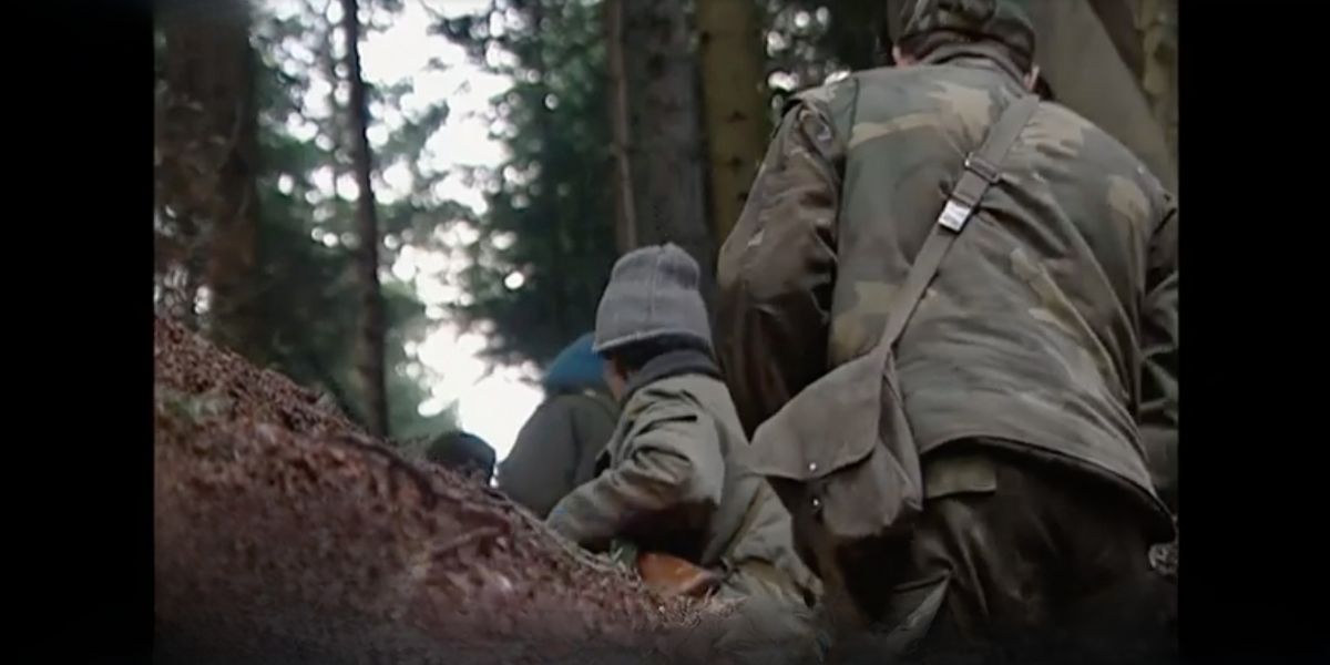 Cecchini salgono sulle montagne intorno a Sarajevo