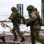 Soldati russi corrono nella neve