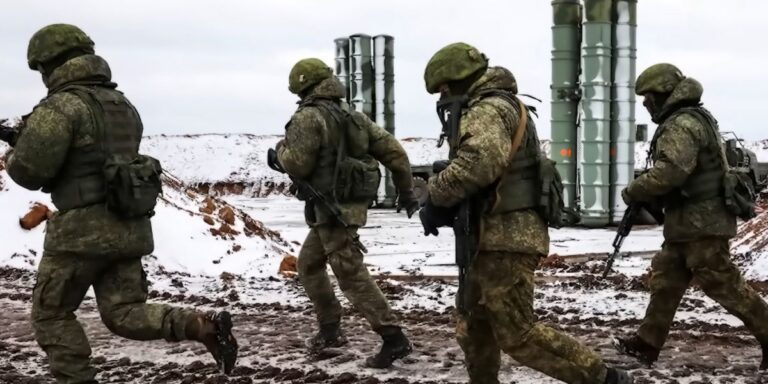 Soldati russi corrono nella neve