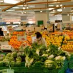 Persone fanno la spesa in un supermercato