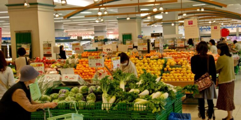 Persone fanno la spesa in un supermercato