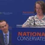 Helen Andews parla dal palco della National Conservatism Conference