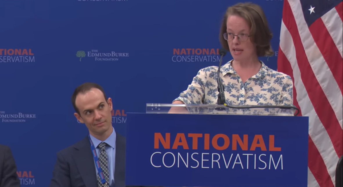 Helen Andews parla dal palco della National Conservatism Conference