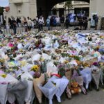 Fiori sul luogo del massacro di Bondi Beach, a Sydney, in Australia, in cui sono state uccise 15 persone e ferite 60: è il più grave attacco contro degli ebrei dal 7 ottobre 2023