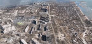 Mariupol ripresa dall'alto effettuata con un drone mostra una città rasa al suolo dai bombardamenti