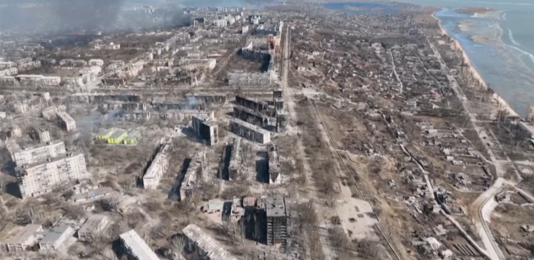 Mariupol ripresa dall'alto effettuata con un drone mostra una città rasa al suolo dai bombardamenti