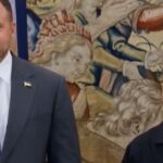 Il consigliere e braccio destro di Zelensky, Andriy Yermak, appena dimessosi dai suoi incarichi, accanto al presidente dell'Ucraina