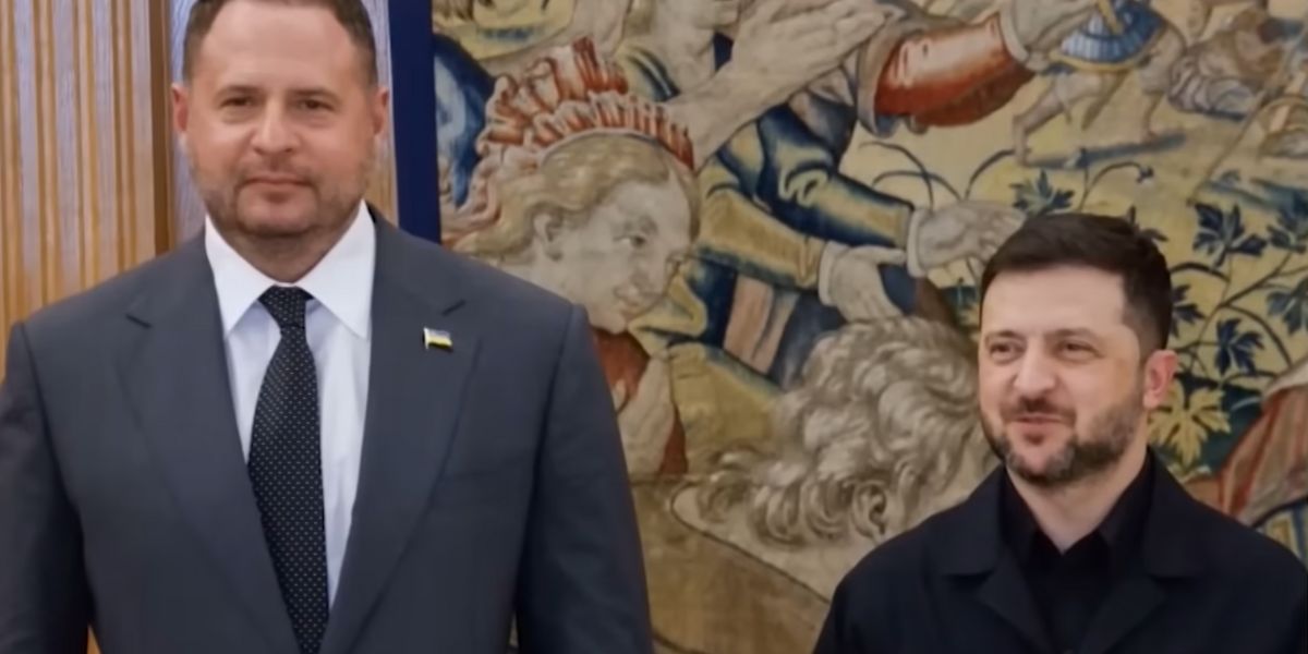 Il consigliere e braccio destro di Zelensky, Andriy Yermak, appena dimessosi dai suoi incarichi, accanto al presidente dell'Ucraina