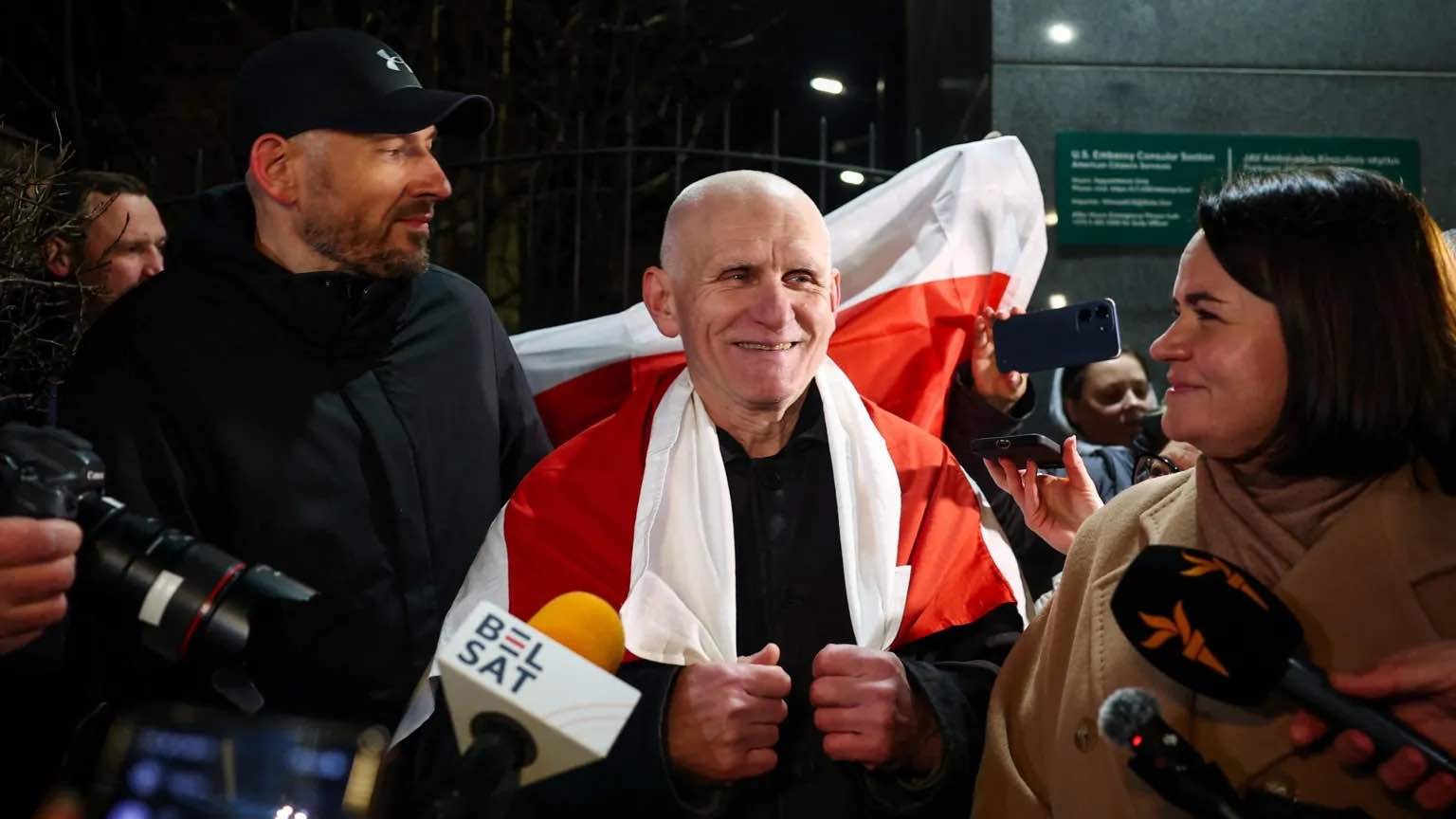 Il premio Nobel per la Pace, Ales Bialiatsky, a Vilnius, insieme alla leader dell'opposizione bielorussa, Svetlana Tikhanovskaya, subito dopo il rilascio dei prigionieri politici.