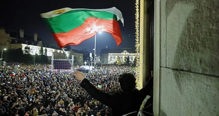 Le proteste in piazza in Bulgaria. Un manifestante con la bandiera bulgara
