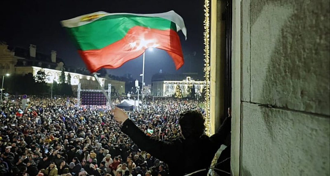 Le proteste in piazza in Bulgaria. Un manifestante con la bandiera bulgara