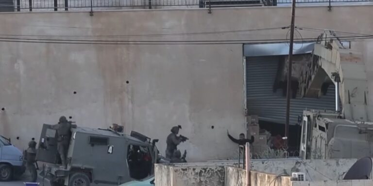 Soldati israeliani con armi puntate contro uomini palestinesi in Cisgiordania