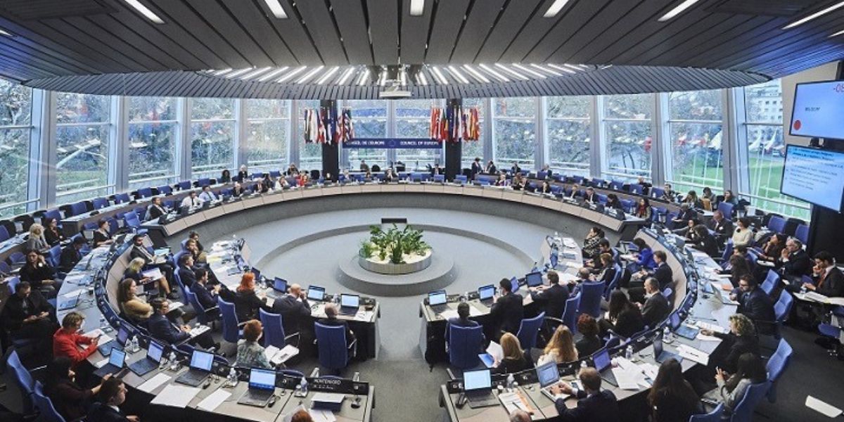 Il Consiglio UE ha introdotto un divieto permanente di trasferire gli asset sovrani russi congelati, rimuovendo il rischio che la Russia possa recuperarli in futuro.