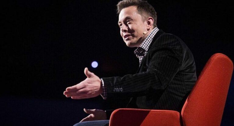 Elon Musk durante un intervento