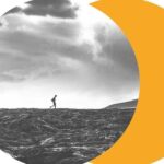 Parte della copertina del libro della climatologa Kate Marvel “Nove emozioni. La natura umana di fronte al pianeta che cambia”, uno dei libri selezionati tra le ricompense per il crowdfunding 2026 di Valigia Blu