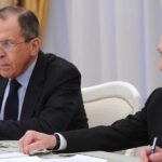 Il ministro degli esteri russo Sergei Lavrov e il presidente Vladimir Putin