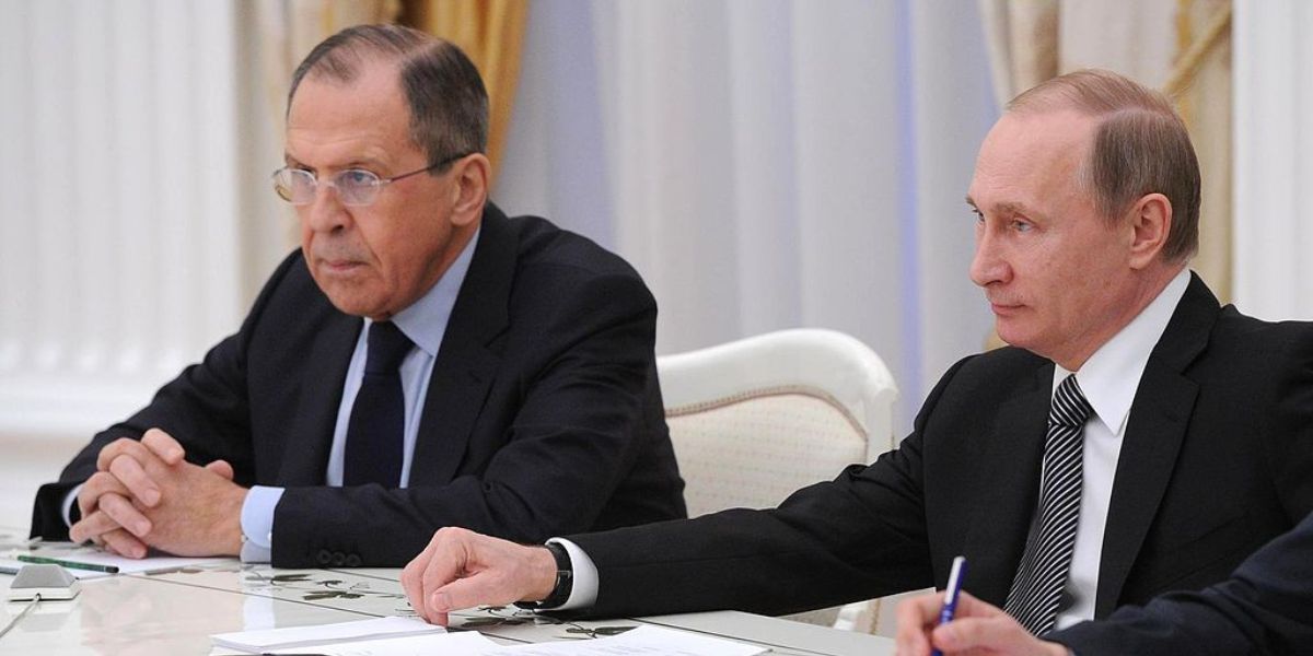 Il ministro degli esteri russo Sergei Lavrov e il presidente Vladimir Putin