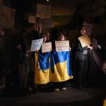 Il 30 luglio 2025, a Kiev, in Ucraina, alcune persone si sono radunate davanti al Teatro Ivan Franko per protestare contro la legge che priva le agenzie anticorruzione ucraine della loro indipendenza.