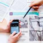 Un bambino a scuola con un cellulare verifica una immagine