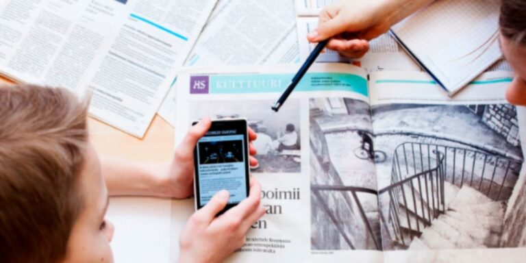 Un bambino a scuola con un cellulare verifica una immagine