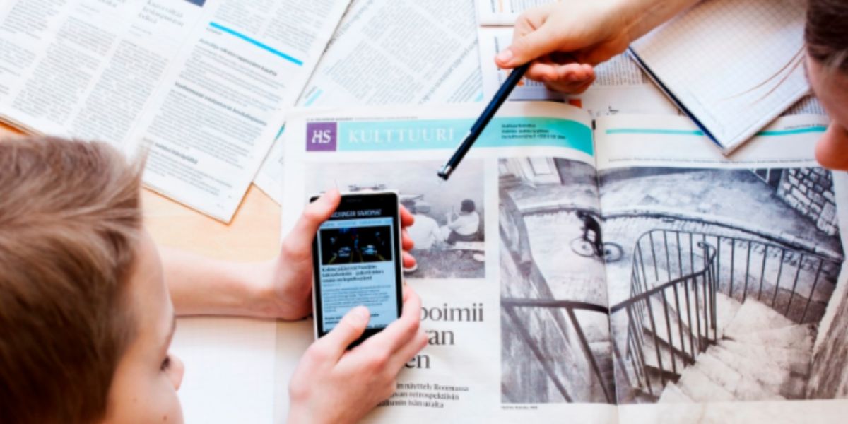 Un bambino a scuola con un cellulare verifica una immagine