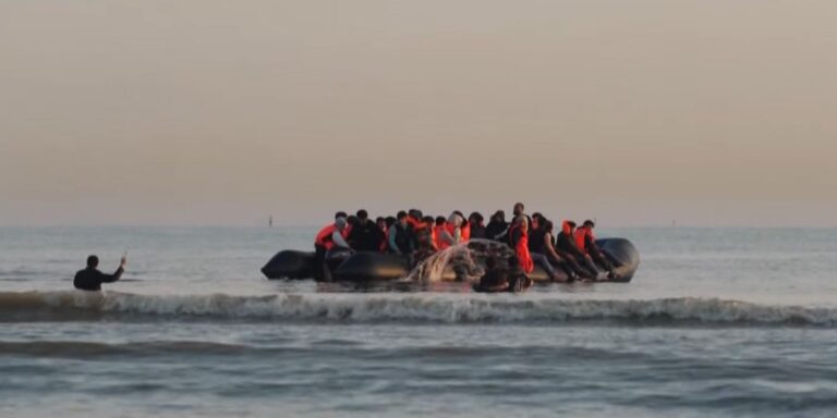 Un gruppo di migranti sbarca su un gommone