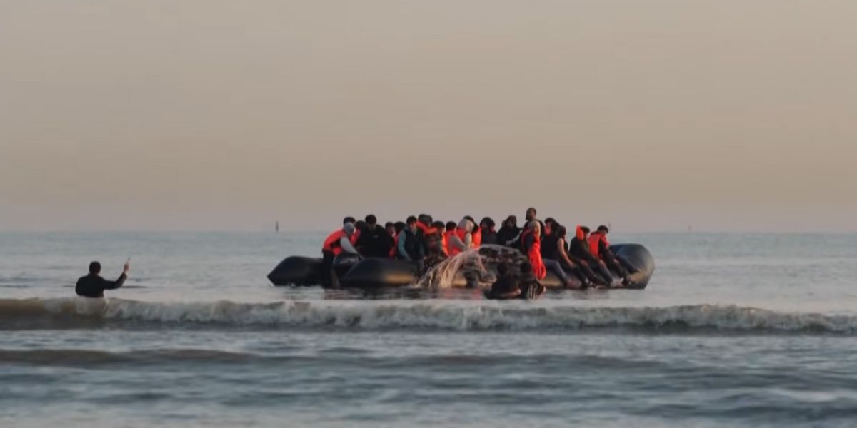 Un gruppo di migranti sbarca su un gommone