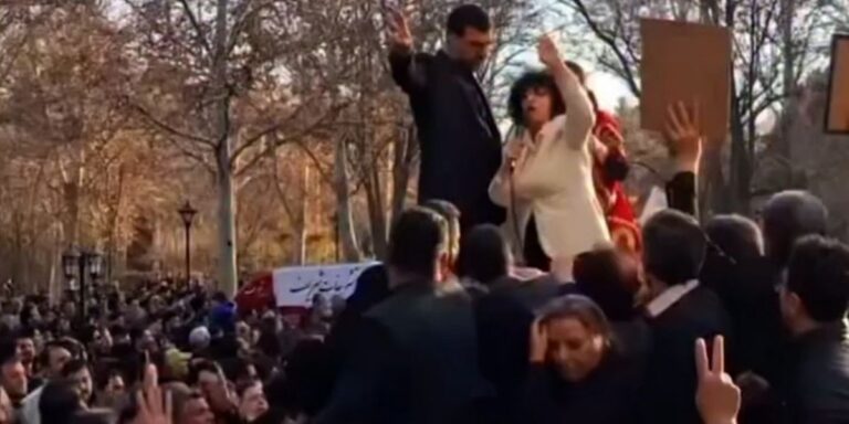 La premio Nobel Narges Mohammadi in un intervento pubblico prima del suo ultimo arresto in Iran