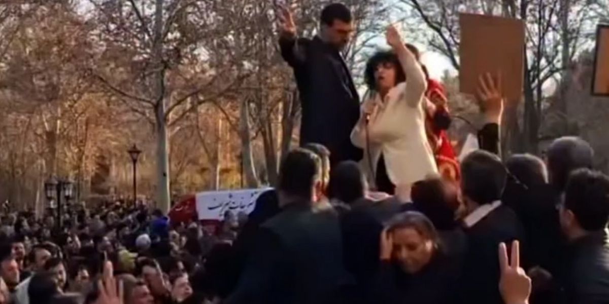 La premio Nobel Narges Mohammadi in un intervento pubblico prima del suo ultimo arresto in Iran